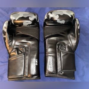 Boxing 🥊 One size fits all 20 oz boxing gloves. Like new, good condition!
